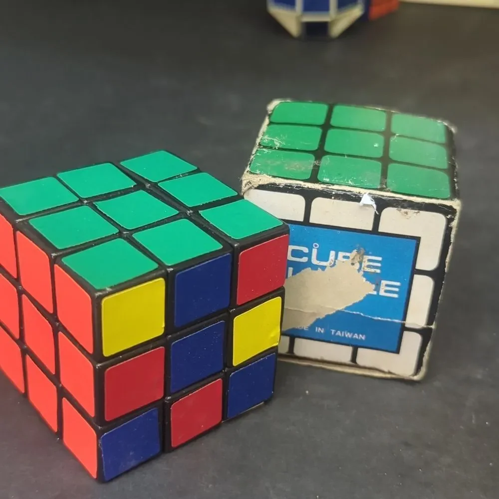 set of vintage Rubik's-style puzzles and Don Taylor book - Picture 5 of 12